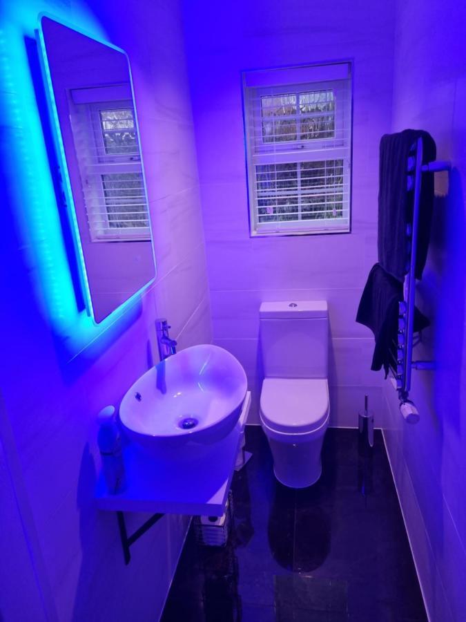 Swindon 6 Deluxe Doubles 2 With En Suite In Large House - No Pets Exterior photo