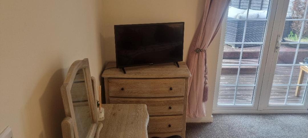 Swindon 6 Deluxe Doubles 2 With En Suite In Large House - No Pets Exterior photo