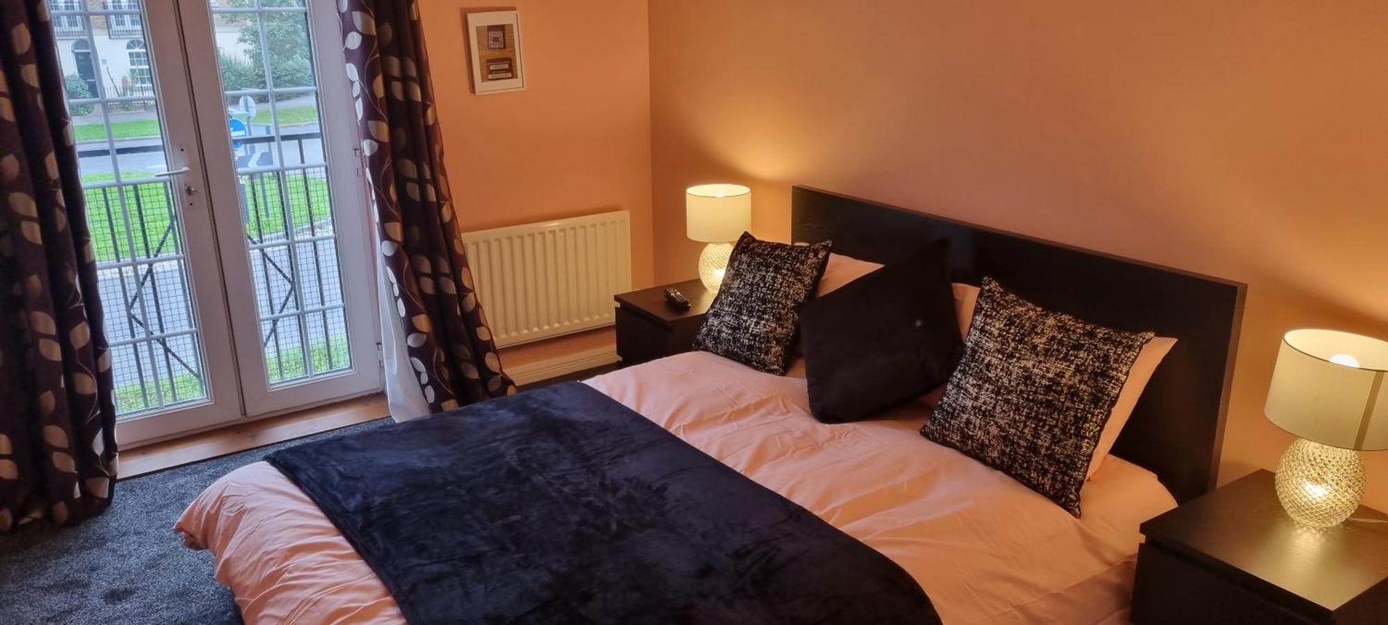 Swindon 6 Deluxe Doubles 2 With En Suite In Large House - No Pets Exterior photo