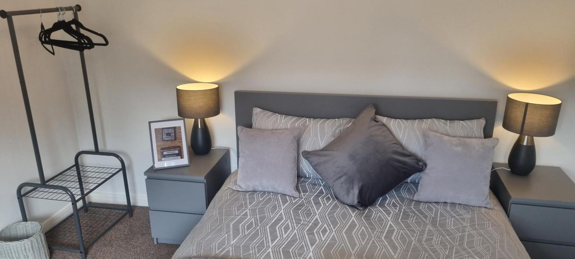 Swindon 6 Deluxe Doubles 2 With En Suite In Large House - No Pets Exterior photo
