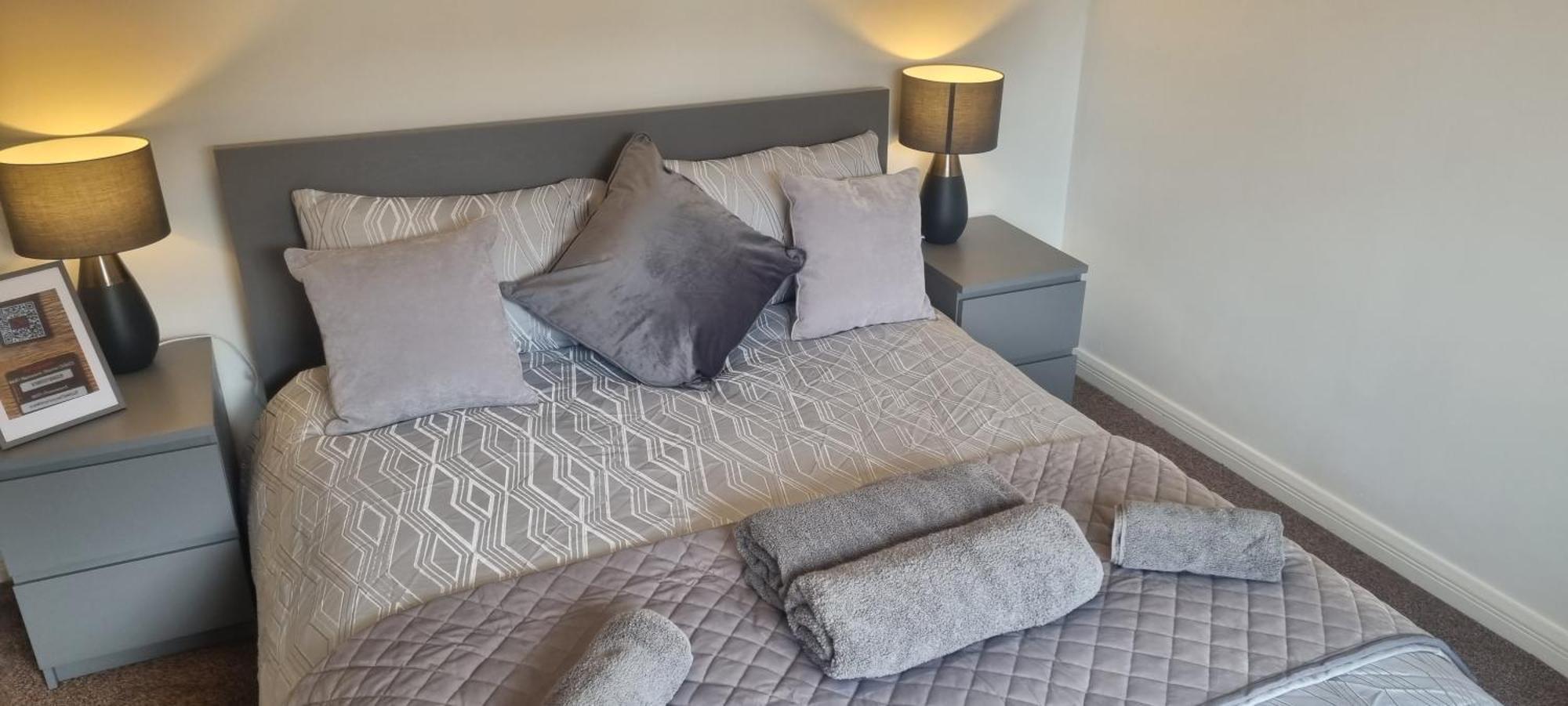 Swindon 6 Deluxe Doubles 2 With En Suite In Large House - No Pets Exterior photo